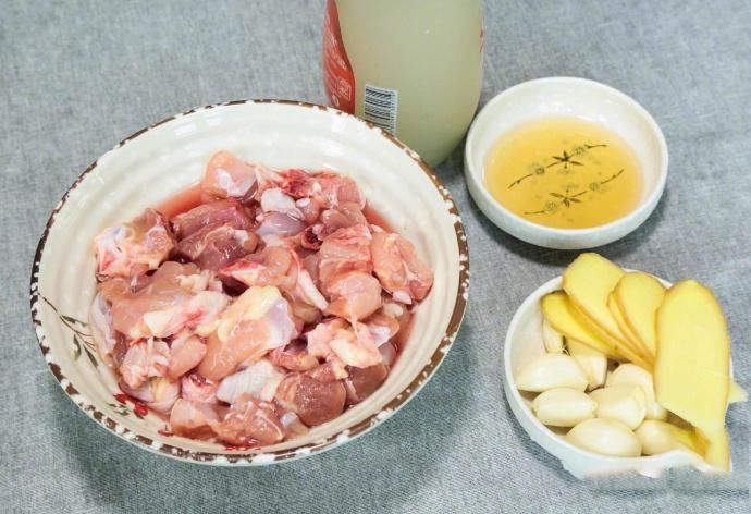 肺炎吃什么食物最好-肺炎期间如何饮食？富含维生素 C 的食物、鸡汤、大蒜和姜等是关键