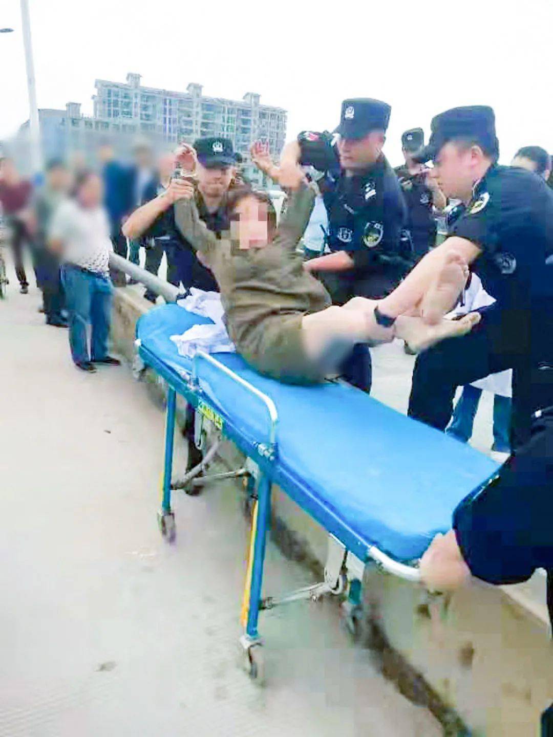 突然晕倒是怎么回事-突然晕倒原因多，身体疲劳、情绪激动或中暑都可能导致
